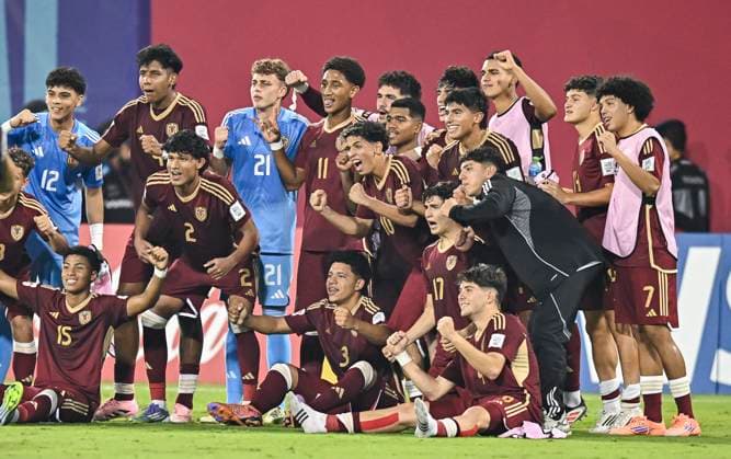 Fußball, U17 WM, England - Venezuela England v Venezuela: Group E - FIFA U-17 World Cup Qatar 2025 Players of Venezuela celebrate after won the FIFA U-17 World Cup Qatar 2025 Group E match between England and Venezuela in Doha, Qatar, on November 4, 2025 DOHA Qatar Copyright: xNOUSHADx