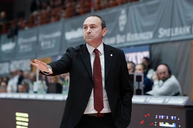 f l r Head Coach Yakup Sekizkok Galatasaray MCT Technic , 04 11 2025, Basketball, Champions League, Fitness First Wuerzburg Baskets Galatasaray MCT Technic, GER, Wuerzburg, tectake ARENA, Copyright: HMBxMedia xHeikoxBecker