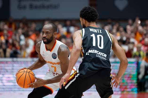v l r Will Cummings Galatasaray MCT Technic, 7 and Davion Mintz Fitness First Wuerzburg Baskets, 10 , 04 11 2025, Basketball, Champions League, Fitness First Wuerzburg Baskets Galatasaray MCT Technic, GER, Wuerzburg, tectake ARENA, Copyright: HMBxMedia xHeikoxBecker