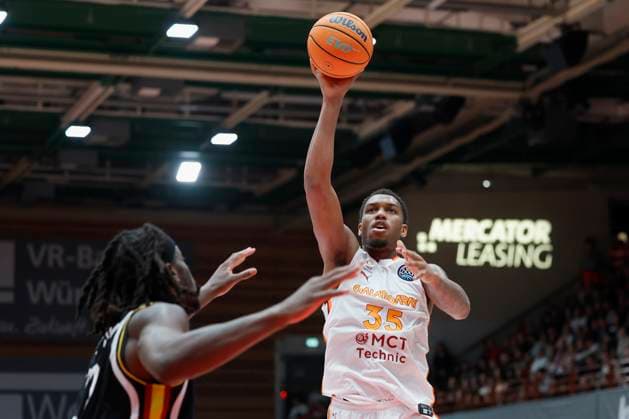 v l r Charles Thompson Fitness First Wuerzburg Baskets, 32 and Fabian White Jr Galatasaray MCT Technic, 35 , 04 11 2025, Basketball, Champions League, Fitness First Wuerzburg Baskets Galatasaray MCT Technic, GER, Wuerzburg, tectake ARENA, Copyright: HMBxMedia xHeikoxBecker