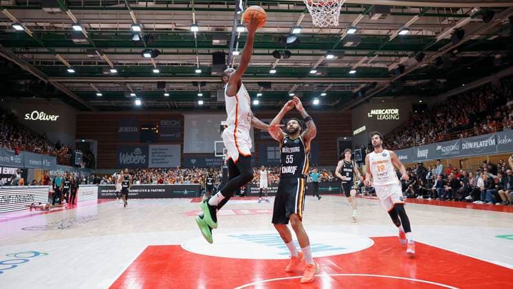 v l r Will Cummings Galatasaray MCT Technic, 7 , David Muenkat Fitness First Wuerzburg Baskets, 55 and Bugrahan Tuncer Galatasaray MCT Technic, 19 , 04 11 2025, Basketball, Champions League, Fitness First Wuerzburg Baskets Galatasaray MCT Technic, GER, Wuerzburg, tectake ARENA, Copyright: HMBxMedia xHeikoxBecker