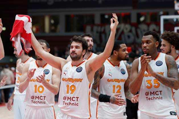 f l r The Galatasaray players Ridvan Oncel Galatasaray MCT Technic, 10 , Bugrahan Tuncer Galatasaray MCT Technic, 19 , James Palmer Jr Galatasaray MCT Technic, 12 and Fabian White Jr Galatasaray MCT Technic, 35 thank their fans 04 11 2025, Basketball, Champions League, Fitness First Wuerzburg Baskets Galatasaray MCT Technic, GER, Wuerzburg, tectake ARENA, Copyright: HMBxMedia xHeikoxBecker