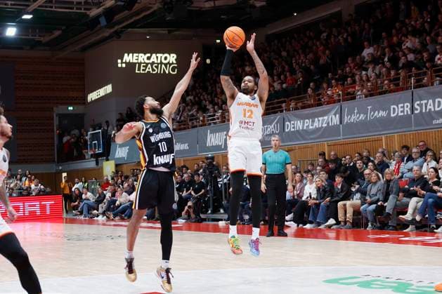 v l r Davion Mintz Fitness First Wuerzburg Baskets, 10 and James Palmer Jr Galatasaray MCT Technic, 12 , 04 11 2025, Basketball, Champions League, Fitness First Wuerzburg Baskets Galatasaray MCT Technic, GER, Wuerzburg, tectake ARENA, Copyright: HMBxMedia xHeikoxBecker