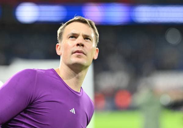 PSG v FC Bayern Munich - UEFA Champions League PARIS, FRANCE - NOVEMBER 04: Manuel Neuer of FC Bayern Munich, applauds fans following the UEFA Champions League match between Paris Saint-Germain and FC Bayern Munich at Parc des Princes in Paris, France on November 04, 2025. Mustafa Yalcin Anadolu Paris France. Editorial use only. Please get in touch for any other usage.  Copyright: x2025xAnadoluxMustafaxYalcinx
