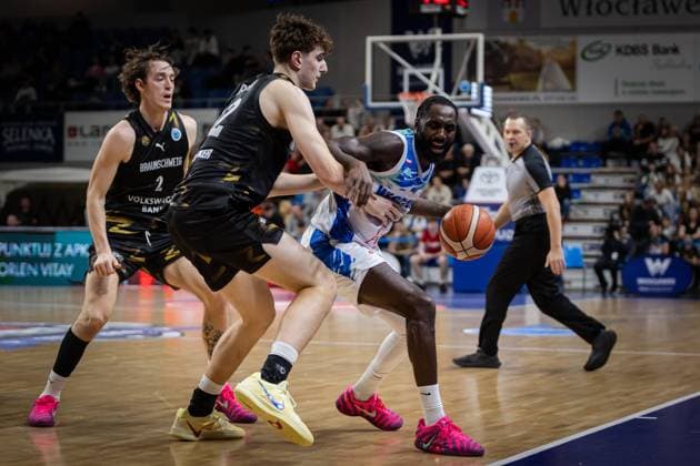 Basketball, Europe Cup, Anwil Wloclawek - Basketball Löwen Braunschweig 2025.11.04 Wloclawek Koszykowka, Europejskie Puchary, FIBA Europe Cup, Sezon 2025 2026 4 kolejka FEC, Grupa F, mecz Anwil Wloclawek - Basketball Lowen Brunszwik N z Eric Lockett (Anwil nr 1) Benjamin Schroder (BLB nr 2), Eliah Braun (BLB nr 12) Foto Piotr Kieplin PressFocus 2025.11.04 Wloclawek Basketball, FIBA Europe Cup, Season 2025 2026 Regular Season, Group F gameday 4 Anwil Wloclawek - Basketball Lowen Braunschweig Eric Lockett (Anwil nr 1) Benjamin Schroder (BLB nr 2), Eliah Braun (BLB nr 12) Credit: Piotr Kieplin PressFocus NEWSPIX.PL --- newspix.pl