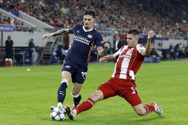 PIRAEUS - (L-R) Dennis Man of PSV Eindhoven, Lorenzo Pirola of Olympiacos FC during the UEFA Champions League match between Olympiacos FC and PSV Eindhoven at the Georgios Karaiskakis Stadium on November 4, 2025, in Piraeus, Greece. ANP MAURICE VAN STEEN UEFA Champions League Matchday 4 2025-2026 xVIxANPxSportx xxANPxIVx 541254537 originalFilename: 541254537.jpg