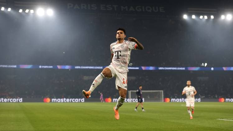 . - Paris Saint Germain v FC Bayern Munich, MD4, UEFA Champions League, League Phase, Parc Des Princes Stadium, Paris, France. - 4th November 2025. (C) Daniel Weir Crystal Pix GOAL 1-0, Luis Diaz of Bayern Munich goal celebration. - Paris Saint Germain v FC Bayern Munich, MD4, UEFA Champions League, League Phase, Parc Des Princes Stadium, Paris, France. - 4th November 2025. (C) Daniel Weir Crystal Pix Paris Parc Des Princes Stadium France Copyright: xDanielxWeirx CP_PSG_Bayern_Munich_041125_DW_60