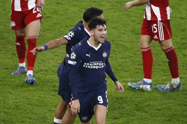 UEFA Champions League Olympiacos vs PSV Eindhoven - Ricardo Pepi of PSV Eindhoven celebrate with his teamates after scoring the equaliser 1-1 during the UEFA Champions League Phase matchday 4 soccer match between Olympiacos FC and PSV Eindhoven in Stadium Georgios Karaiskakis in Piraeus, Greece, 4 November 2025.. IMAGO ONE INCH PRODUCTIONS PIRAEUS Greece Copyright: xONExINCHxPRODUCTIONSx 6718954