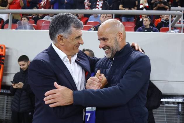 UEFA Champions League Olympiacos vs PSV Eindhoven - Olympiacos coach JosÃ Luis Mendilibar greets Peter Bosz coach of PSV Eindhoven during the UEFA Champions League Phase matchday 4 soccer match between Olympiacos FC and PSV Eindhoven in Stadium Georgios Karaiskakis in Piraeus, Greece, 4 November 2025.. IMAGO ONE INCH PRODUCTIONS PIRAEUS Greece Copyright: xONExINCHxPRODUCTIONSx 6718637