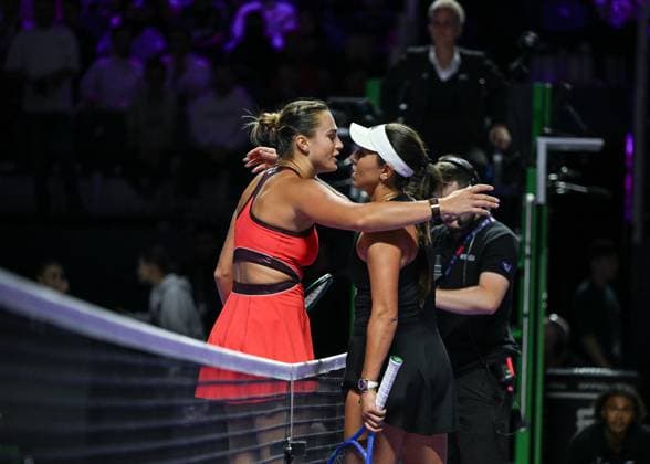 WTA, Tennis Damen Finals 2025 - Day Four RIYADH, SAUDI ARABIA NOVEMBER 4, 2025: Aryna Sabalenka (L) wins against Jessica Pegula (R) of the United States during their group-stage match on Day 4 of the 2025 WTA Finals, part of the Hologic WTA Tour, at King Saud University Indoor Arena in Riyadh, Saudi Arabia, on November 4, 2025. Riyadh Saudi Arabia  Copyright: xSTRx originalFilename:str-wtafinal251104_npPSG.jpg