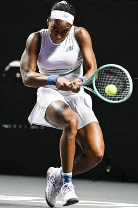 WTA, Tennis Damen Finals 2025 - Day Four RIYADH, SAUDI ARABIA NOVEMBER 4, 2025: Coco Gauff of the United States plays against Jasmine Paolini of Italy during their second group-stage match on Day 4 of the 2025 WTA Finals, part of the Hologic WTA Tour, at King Saud University Indoor Arena in Riyadh, Saudi Arabia, on November 4, 2025. Riyadh Saudi Arabia  Copyright: xSTRx originalFilename:str-wtafinal251104_npToc.jpg