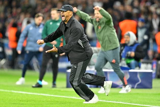 Paris, Parc des Princes, 04 11 25, FRA, Herren, UEFA Champions Leaugue, Saison 2025 2026, Paris Saint Germain FC Bayern Muenchen Bild Schlussjubel, Emotion, Freude bei Trainer Vincent KOMPANY Muenchen UEFA regulations prohibit any use of photographs as image sequences and or quasi video Ile de France France
