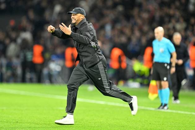 Paris, Parc des Princes, 04 11 25, FRA, Herren, UEFA Champions Leaugue, Saison 2025 2026, Paris Saint Germain FC Bayern Muenchen Bild Schlussjubel, Emotion, Freude bei Trainer Vincent KOMPANY Muenchen UEFA regulations prohibit any use of photographs as image sequences and or quasi video Ile de France France