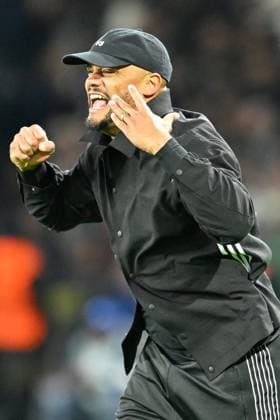 Paris, Parc des Princes, 04 11 25, FRA, Herren, UEFA Champions Leaugue, Saison 2025 2026, Paris Saint Germain FC Bayern Muenchen Bild Schlussjubel, Emotion, Freude bei Trainer Vincent KOMPANY Muenchen UEFA regulations prohibit any use of photographs as image sequences and or quasi video Ile de France France