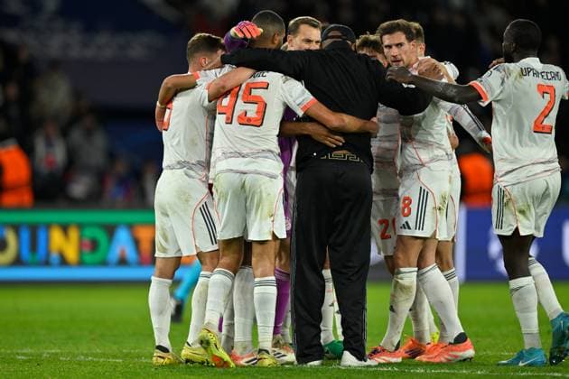 Paris, Parc des Princes, 04 11 25, FRA, Herren, UEFA Champions Leaugue, Saison 2025 2026, Paris Saint Germain FC Bayern Muenchen Bild Schlussjubel, Emotion, Freude Bein den Spielern des FC Bayern mit Trainer Vincent KOMPANY Muenchen UEFA regulations prohibit any use of photographs as image sequences and or quasi video Ile de France France