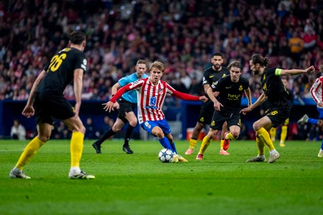 Atletico de Madrid vs Union Saint-Gilloise - UEFA Champions League 2025 26 League Phase MD4 Pablo Barrios of Atletico de Madrid (C) is in action with the ball during the UEFA Champions League 2025 26 League Phase MD4 match between Atletico de Madrid and R. Union Saint-Gilloise at Estadio Riyadh Air Metropolitano on November 4, 2025 in Madrid, Spain. Madrid Estadio Riyadh Air Metropolitano Madrid Spain Copyright: xAlbertoxGardinx AGardin_20251104_Foot_Cham_AtlMad_Usg_0635