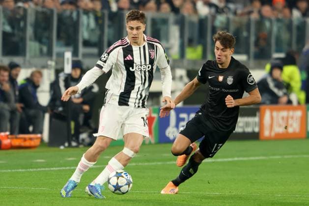 KENAN YILDIZ, Juventus, GIORGOS VAGIANNIDIS, Sporting Lisbona, Champions League, 2025-26, Juventus vs Sporting Lisboa 1-1, 04-11-2025, Azione, Action, Single shot CHAMPIONS LEAGUE 2025-26 JUVENTUS-SPORTING LISBONA 1-1