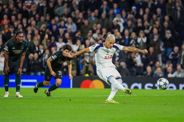 Tottenham Hotspur v FC Copenhagen Champions League 04 11 2025. CHANCE Tottenham Hotspur Forward Richarlison (9) Shoots towards goal from the penalty spot during the Champions League match between Tottenham Hotspur and FC Copenhagen at Tottenham Hotspur Stadium, London, United Kingdom on 4 November 2025. London Tottenham Hotspur Stadium London United Kingdom Editorial use only , Copyright: xChrisxFoxwellx PSI-23163-0201