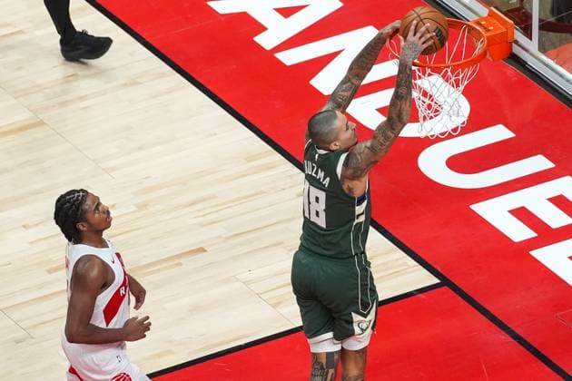 Milwaukee Bucks vs Toronto Raptors TORONTO, CANADA - NOVEMBER 4 : Kyle Kuzma (18) of Milwaukee Bucks dunks the ball during the NBA, Basketball Herren, USA basketball game between Milwaukee Bucks and Toronto Raptors at the Scotiabank Arena on November 4, 2025 in Toronto, Ontario, Canada. Mert Alper Dervis Anadolu Ontario Canada. Editorial use only. Please get in touch for any other usage.  Copyright: x2025xAnadoluxMertxAlperxDervisx