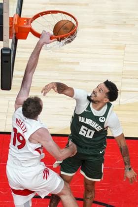 Milwaukee Bucks vs Toronto Raptors TORONTO, CANADA - NOVEMBER 4 : Jakob Poeltl (19) of Toronto Raptors in action against Cole Anthony (50) of Milwaukee Bucks during the NBA, Basketball Herren, USA basketball game between Milwaukee Bucks and Toronto Raptors at the Scotiabank Arena on November 4, 2025 in Toronto, Ontario, Canada. Mert Alper Dervis Anadolu Ontario Canada. Editorial use only. Please get in touch for any other usage.  Copyright: x2025xAnadoluxMertxAlperxDervisx