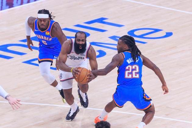 November 4, 2025, Inglewood, California, USA: James Harden 1 of the Los Angeles Clippers puts up a shot in-between Luguentz Dort 5 and Cason Wallace 22 of the Oklahoma City Thunder during their 2025 NBA, Basketball Herren, USA regular season game on Tuesday November 4, 2025 at Intuit Dome Arena in Inglewood, California. JAVIER ROJAS PI Inglewood USA - ZUMAp124 20251104_zaa_p124_001 Copyright: xJavierxRojasx