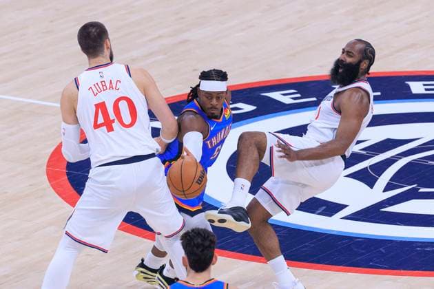 November 4, 2025, Inglewood, California, USA: Luguentz Dort 5 of the Oklahoma City Thunder drives in-between Ivica Zubac 40 and James Harden 1 of the Los Angeles Clippers during their 2025 NBA, Basketball Herren, USA regular season game on Tuesday November 4, 2025 at Intuit Dome Arena in Inglewood, California. JAVIER ROJAS PI Inglewood USA - ZUMAp124 20251104_zaa_p124_005 Copyright: xJavierxRojasx