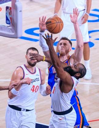 November 4, 2025, Inglewood, California, USA: James Harden 1 of the Los Angeles Clippers drives for a shot past Luguentz Dort 5 of the Oklahoma City Thunder during their 2025 NBA, Basketball Herren, USA regular season game on Tuesday November 4, 2025 at Intuit Dome Arena in Inglewood, California. JAVIER ROJAS PI Inglewood USA - ZUMAp124 20251104_zaa_p124_010 Copyright: xJavierxRojasx