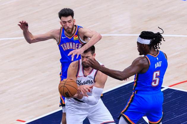 November 4, 2025, Inglewood, California, USA: Ivica Zubac 40 of the Los Angeles Clippers battles for the ball with Chet Holmgren 7 and Luguentz Dort 5 of the Oklahoma City Thunder during their 2025 NBA, Basketball Herren, USA regular season game on Tuesday November 4, 2025 at Intuit Dome Arena in Inglewood, California. JAVIER ROJAS PI Inglewood USA - ZUMAp124 20251104_zaa_p124_011 Copyright: xJavierxRojasx