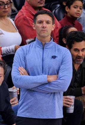 November 4, 2025, Inglewood, California, USA: Head coach, Mark Daigneault of the Oklahoma City Thunder during their 2025 NBA, Basketball Herren, USA regular season game against the Los Angeles Clippers on Tuesday November 4, 2025 at Intuit Dome Arena in Inglewood, California. JAVIER ROJAS PI Inglewood USA - ZUMAp124 20251104_zaa_p124_012 Copyright: xJavierxRojasx