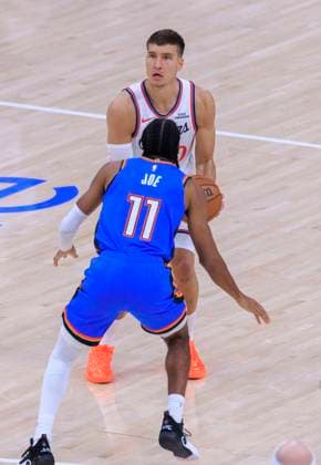 November 4, 2025, Inglewood, California, USA: Bogdan Bogdanovic 10 of the Los Angeles Clippers tries to put a shot over Cason Isaiah Joe 11 of the Oklahoma City Thunder during their 2025 NBA, Basketball Herren, USA regular season game on Tuesday November 4, 2025 at Intuit Dome Arena in Inglewood, California. JAVIER ROJAS PI Inglewood USA - ZUMAp124 20251104_zaa_p124_015 Copyright: xJavierxRojasx