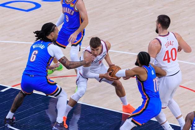 November 4, 2025, Inglewood, California, USA: Bogdan Bogdanovic 10 of the Los Angeles Clippers drives in-between Jaylin Williams 6 and Cason Isaiah Joe 11 of the Oklahoma City Thunder during their 2025 NBA, Basketball Herren, USA regular season game on Tuesday November 4, 2025 at Intuit Dome Arena in Inglewood, California. JAVIER ROJAS PI Inglewood USA - ZUMAp124 20251104_zaa_p124_017 Copyright: xJavierxRojasx