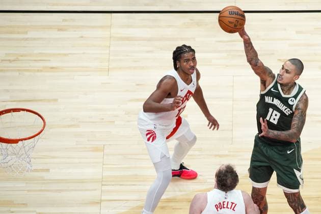 Milwaukee Bucks vs Toronto Raptors TORONTO, CANADA - NOVEMBER 4 : Kyle Kuzma (18) of Milwaukee Bucks in action during the NBA, Basketball Herren, USA basketball game between Milwaukee Bucks and Toronto Raptors at the Scotiabank Arena on November 4, 2025 in Toronto, Ontario, Canada. Mert Alper Dervis Anadolu Ontario Canada. Editorial use only. Please get in touch for any other usage.  Copyright: x2025xAnadoluxMertxAlperxDervisx
