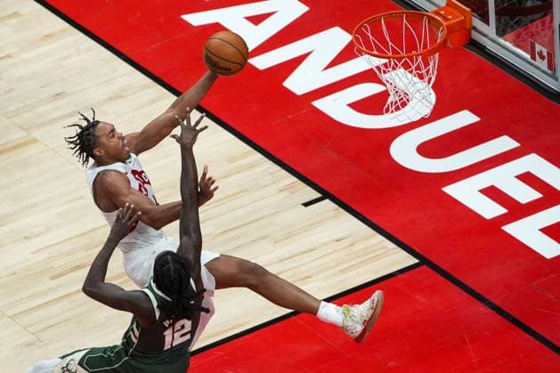 Milwaukee Bucks vs Toronto Raptors TORONTO, CANADA - NOVEMBER 4 : Scottie Barnes (4) of Toronto Raptors in action against Taurean Prince (12) of Milwaukee Bucks during the NBA, Basketball Herren, USA basketball game between Milwaukee Bucks and Toronto Raptors at the Scotiabank Arena on November 4, 2025 in Toronto, Ontario, Canada. Mert Alper Dervis Anadolu Ontario Canada. Editorial use only. Please get in touch for any other usage.  Copyright: x2025xAnadoluxMertxAlperxDervisx