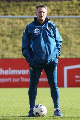 04 11 2025, xmohx, Fußball 3 Liga, 1 FC Saarbrücken Training v l Trainer Alois Schwartz 1 FC Saarbruecken DFL DFB REGULATIONS PROHIBIT ANY USE OF PHOTOGRAPHS as IMAGE SEQUENCES and or QUASI VIDEO Saarbrücken