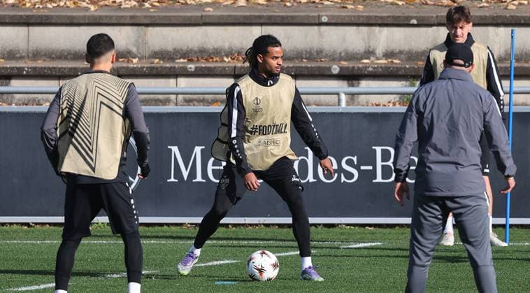 Stuttgart , Football training VfB Stuttgart , Final training before the Europa league match against Feyenoord Rotterdam , Lorenz Assignon