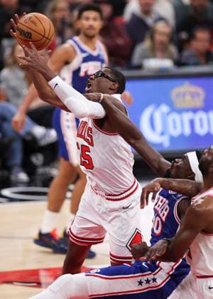 (251105) -- CHICAGO, Nov. 5, 2025 -- Chicago Bulls Jalen Smith (L) grabs a rebound during the 2025-2026 NBA, Basketball Herren, USA regular season match between Chicago Bulls and Philadelphia 76ers in Chicago, the United States, on Nov. 4, 2025. (Photo by Xinhua) (SP)U.S.-CHICAGO-BASKETBALL-NBA-BULLS VS 76ERS JoelxLerner 