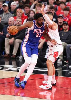 (251105) -- CHICAGO, Nov. 5, 2025 -- Philadelphia 76ers Joel Embiid (L) makes a move on Chicago Bulls Nikola Vucevic during the 2025-2026 NBA, Basketball Herren, USA regular season match between Chicago Bulls and Philadelphia 76ers in Chicago, the United States, on Nov. 4, 2025. (Photo by Xinhua) (SP)U.S.-CHICAGO-BASKETBALL-NBA-BULLS VS 76ERS JoelxLerner 