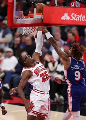 (251105) -- CHICAGO, Nov. 5, 2025 -- Chicago Bulls Jalen Smith (L) grabs a rebound during the 2025-2026 NBA, Basketball Herren, USA regular season match between Chicago Bulls and Philadelphia 76ers in Chicago, the United States, on Nov. 4, 2025. (Photo by Xinhua) (SP)U.S.-CHICAGO-BASKETBALL-NBA-BULLS VS 76ERS JoelxLerner 