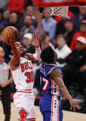 (251105) -- CHICAGO, Nov. 5, 2025 -- Chicago Bulls Tre Jones (L) drives to the basket during the 2025-2026 NBA, Basketball Herren, USA regular season match between Chicago Bulls and Philadelphia 76ers in Chicago, the United States, on Nov. 4, 2025. (Photo by Xinhua) (SP)U.S.-CHICAGO-BASKETBALL-NBA-BULLS VS 76ERS JoelxLerner 