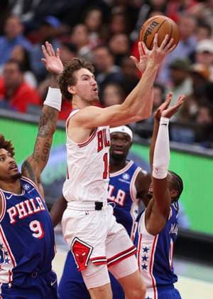 (251105) -- CHICAGO, Nov. 5, 2025 -- Chicago Bulls Matas Buzelis (C) goes to the basket during the 2025-2026 NBA, Basketball Herren, USA regular season match between Chicago Bulls and Philadelphia 76ers in Chicago, the United States, on Nov. 4, 2025. (Photo by Xinhua) (SP)U.S.-CHICAGO-BASKETBALL-NBA-BULLS VS 76ERS JoelxLerner 