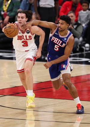 (251105) -- CHICAGO, Nov. 5, 2025 -- Chicago Bulls Josh Giddey (L) and Philadelphia 76ers Quentin Grimes battle for a loose ball during the 2025-2026 NBA, Basketball Herren, USA regular season match between Chicago Bulls and Philadelphia 76ers in Chicago, the United States, on Nov. 4, 2025. (Photo by Xinhua) (SP)U.S.-CHICAGO-BASKETBALL-NBA-BULLS VS 76ERS JoelxLerner 