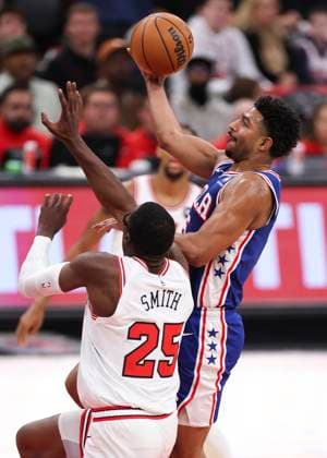 (251105) -- CHICAGO, Nov. 5, 2025 -- Philadelphia 76ers Quentin Grimes (R) drives to the basket during the 2025-2026 NBA, Basketball Herren, USA regular season match between Chicago Bulls and Philadelphia 76ers in Chicago, the United States, on Nov. 4, 2025. (Photo by Xinhua) (SP)U.S.-CHICAGO-BASKETBALL-NBA-BULLS VS 76ERS JoelxLerner 