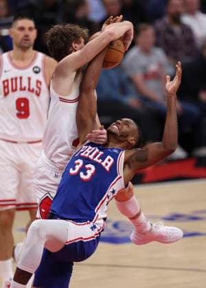 (251105) -- CHICAGO, Nov. 5, 2025 -- Philadelphia 76ers Jabari Walker (bottom) grabs a rebound during the 2025-2026 NBA, Basketball Herren, USA regular season match between Chicago Bulls and Philadelphia 76ers in Chicago, the United States, on Nov. 4, 2025. (Photo by Xinhua) (SP)U.S.-CHICAGO-BASKETBALL-NBA-BULLS VS 76ERS JoelxLerner 