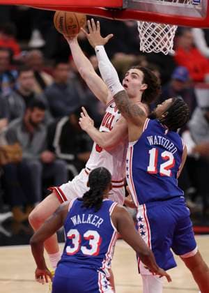 (251105) -- CHICAGO, Nov. 5, 2025 -- Chicago Bulls Josh Giddey (back) goes to the basket during the 2025-2026 NBA, Basketball Herren, USA regular season match between Chicago Bulls and Philadelphia 76ers in Chicago, the United States, on Nov. 4, 2025. (Photo by Xinhua) (SP)U.S.-CHICAGO-BASKETBALL-NBA-BULLS VS 76ERS JoelxLerner 