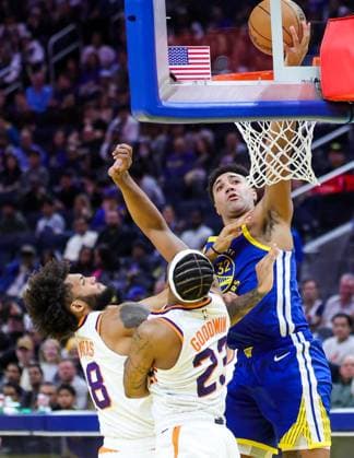 (251105) -- SAN FRANCISCO, Nov. 5, 2025 -- Trayce Jackson-Davis (R) of Golden State Warriors goes up for a layup during the 2025-2026 NBA, Basketball Herren, USA regular season match between Phoenix Suns and Golden State Warriors in San Francisco, the United States, on Nov. 4, 2025. (Photo by Xinhua) (SP)U.S.-SAN FRANCISCO-BASKETBALL-NBA-SUNS VS WARRIORS DongxXudong 