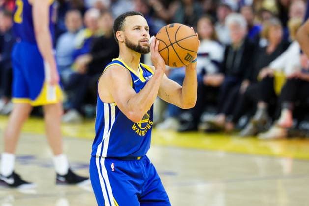 (251105) -- SAN FRANCISCO, Nov. 5, 2025 -- Stephen Curry of Golden State Warriors competes during the 2025-2026 NBA, Basketball Herren, USA regular season match between Phoenix Suns and Golden State Warriors in San Francisco, the United States, on Nov. 4, 2025. (Photo by Xinhua) (SP)U.S.-SAN FRANCISCO-BASKETBALL-NBA-SUNS VS WARRIORS DongxXudong 