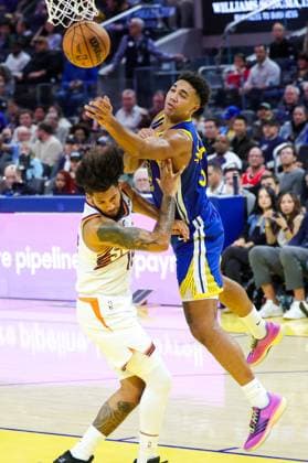 (251105) -- SAN FRANCISCO, Nov. 5, 2025 -- Trayce Jackson-Davis (R) of Golden State Warriors vies for the ball during the 2025-2026 NBA, Basketball Herren, USA regular season match between Phoenix Suns and Golden State Warriors in San Francisco, the United States, on Nov. 4, 2025. (Photo by Xinhua) (SP)U.S.-SAN FRANCISCO-BASKETBALL-NBA-SUNS VS WARRIORS DongxXudong 