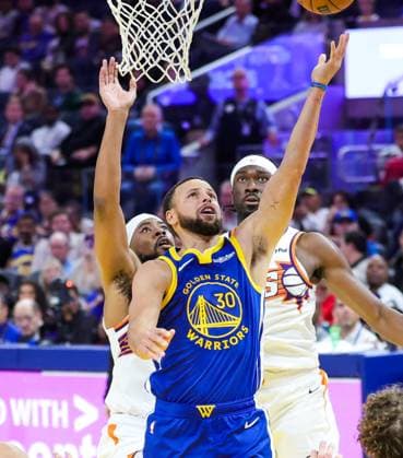 (251105) -- SAN FRANCISCO, Nov. 5, 2025 -- Stephen Curry (front) of Golden State Warriors competes during the 2025-2026 NBA, Basketball Herren, USA regular season match between Phoenix Suns and Golden State Warriors in San Francisco, the United States, on Nov. 4, 2025. (Photo by Xinhua) (SP)U.S.-SAN FRANCISCO-BASKETBALL-NBA-SUNS VS WARRIORS DongxXudong 