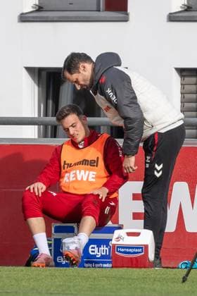 05 11 2025, Soccer 1 Bundesliga, Season 2025 2026, public training, 1 FC Koeln at the training ground at Geissbockheim in Koeln The ankle of Said El Mala 1 FC Koeln, 13 is cooled Photo Kirchner Media TH Copyright: xKirchner-Media THx