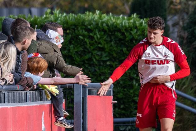 05 11 2025, Soccer 1 Bundesliga, Season 2025 2026, public training, 1 FC Koeln at the training ground at Geissbockheim in Koeln Eric Martel 1 FC Koeln, 06 greets the fans at the sidelines Photo Kirchner Media TH Copyright: xKirchner-Media THx